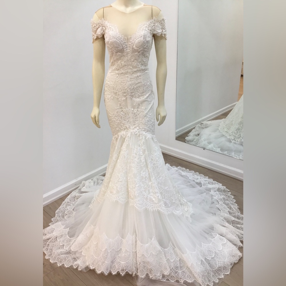 SAMPLE SALE! Lian Rokman Couture Wedding Gown: Tillie